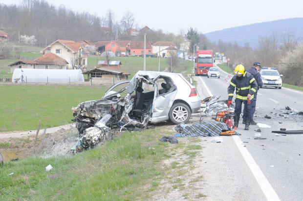 СТРАВИЧНА саобраћајна несрећа код Краљева: Погинуо возач голфа (Узнемирујуће фотографије)